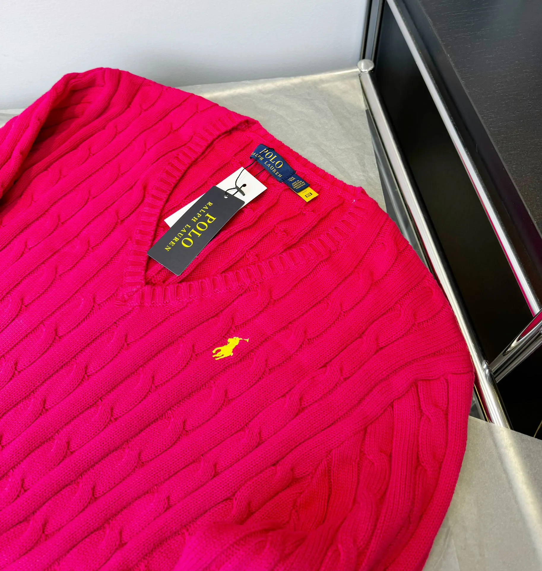 🅿️220 Style number: L04 (red) Ralph Lauren RL classic war horse logo embroidered cable pattern twist button V-neck knitted sweater on the chest, same style for men and women, 9 colors Color: beige, navy, black, chick yellow, sky blue, khaki, red, gray, purple Size: XSSML M Shoulder Width 36 Clothes Length 58 Bust 44 L Shoulder Width 37 Clothes Length 60 Bust 46 Soft and glutinous🧶🫶The style is a very classic cable sweater American retro college style Perfect hand comfort. It is a must-have item for spring, autumn and winter wardrobes. It looks great when worn alone or layered as an inner wear. High-density LOGO embroidery on the chest, and original customization of tag accessories. Made of pure cotton yarn 🧶 blended with wool, pure cotton is skin-friendly and comfortable, small label war horse embroidered twist turtleneck sweater 🐎 high quality. Follow the blogger to learn how to wear it! Let’s get a Ralph Lauren cable sweater. It’s a super hard-to-find series after it became popular. It’s hard to find one on the official website. It’s simple and practical to wear, with a lazy and loose feel. The thickened fabric has a more texture, soft and delicate feel, and a loose fit. Whether worn alone or layered, you can wear different styles of fashion with just one piece. ⚠️Contains wool products🦙 Pay attention to the washing method to avoid shrinkage